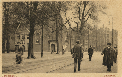 121912 Gezicht op de westgevel van de Janskerk (Janskerkhof) te Utrecht.